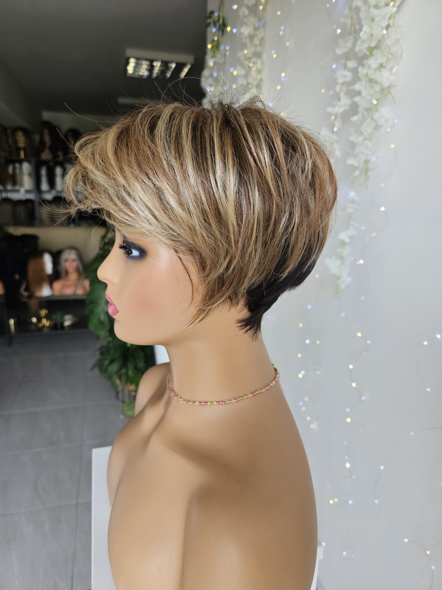 Krótka peruka blond bursztyn brąz 3D KBS-20 naturalna fryzura