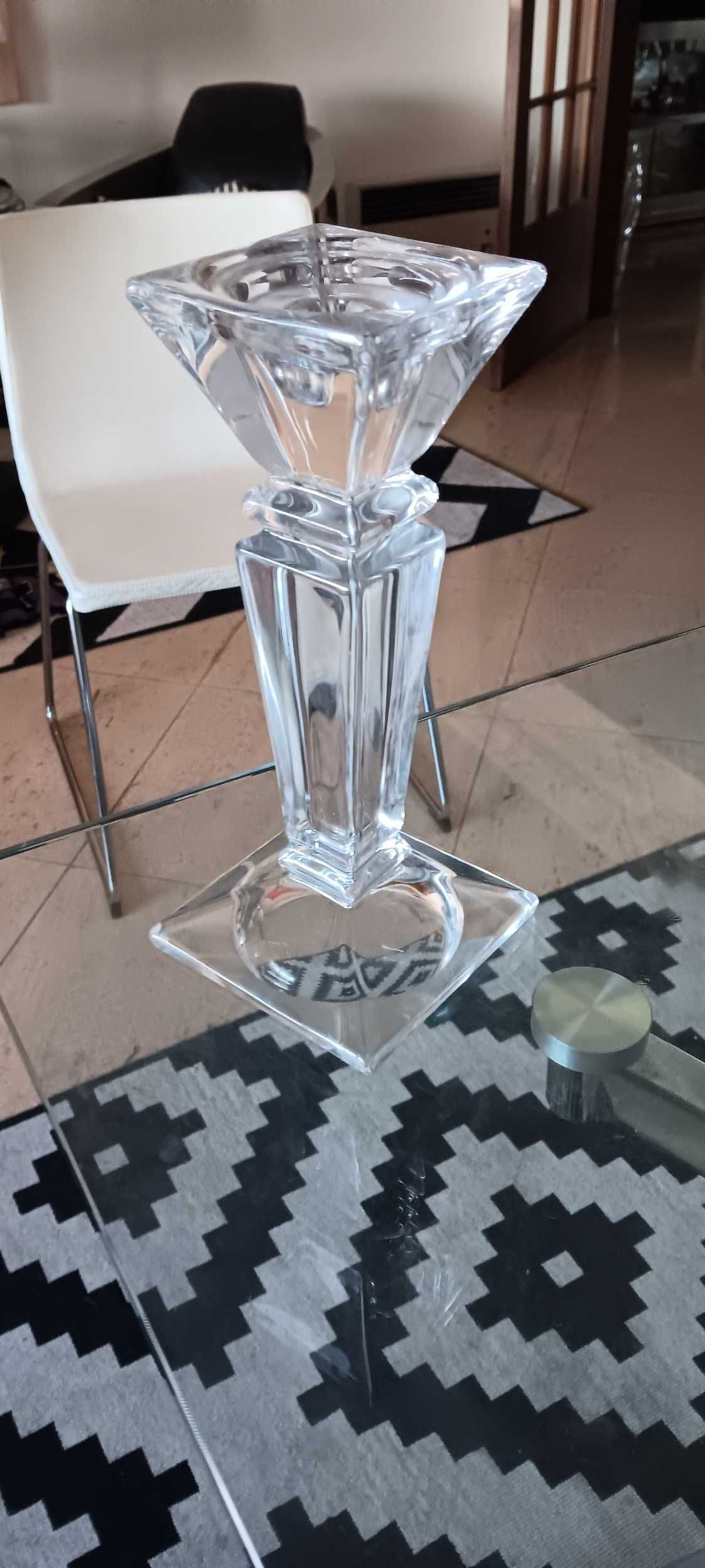 2 Candelabros em vidro com velas adornadas