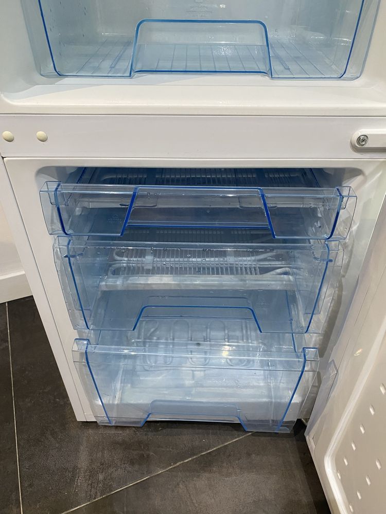 Frigorífico branco médio em ótimo estado