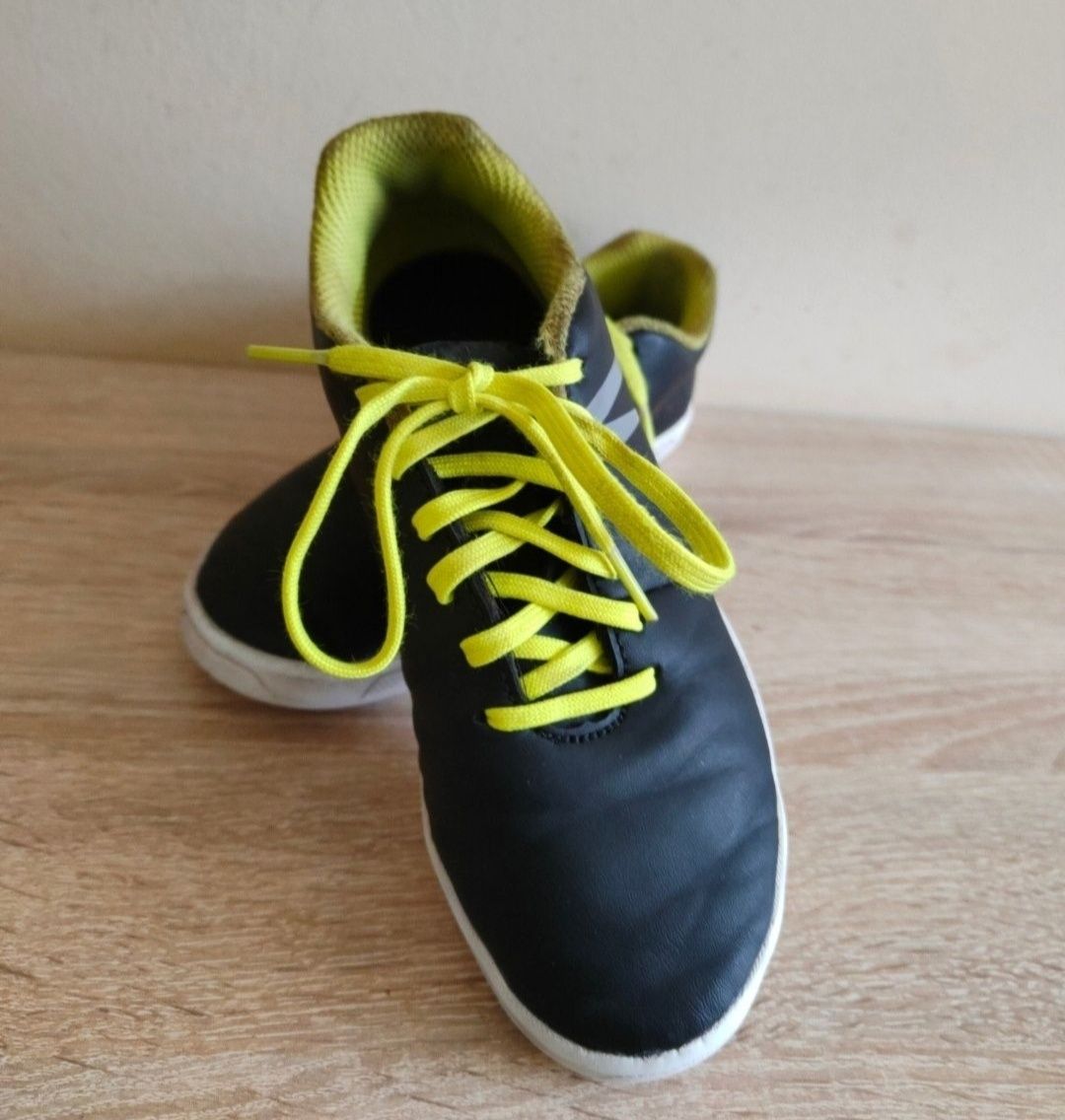 Buty halówki do grania w piłkę nożną lub biegania