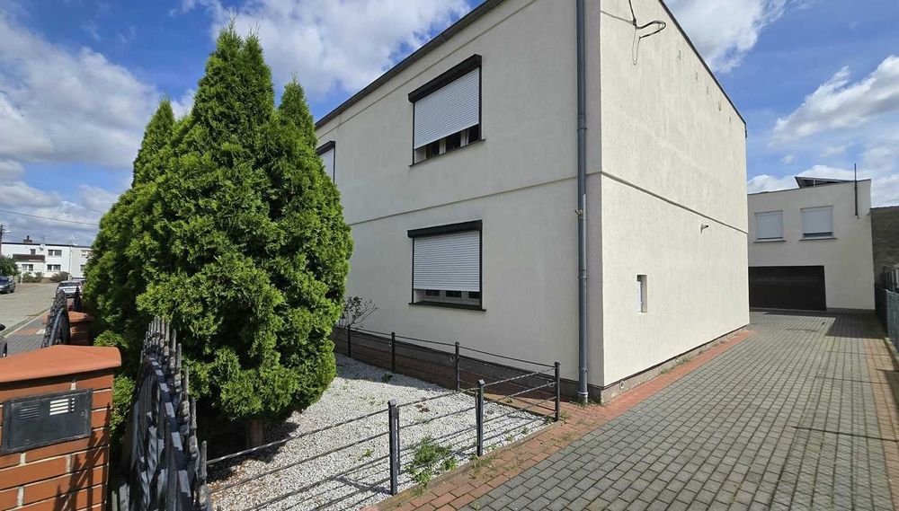 Przestronny dom z asfaltowym dojazdem, fotowoltaiką, monitoringiem