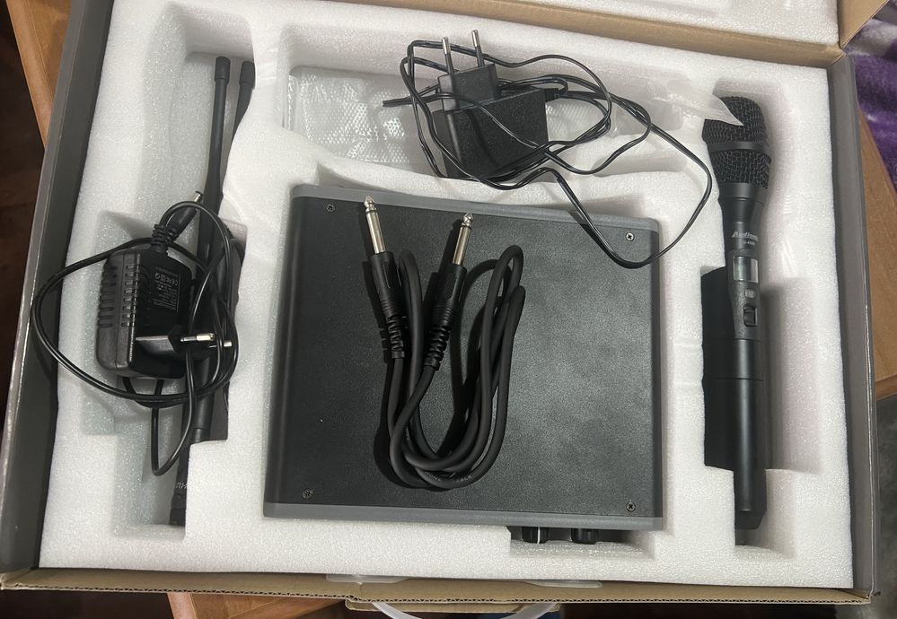Box de frequência de mucrofones com microfone de mão