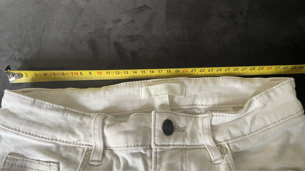 Białe spodnie jeans na lato H&M
