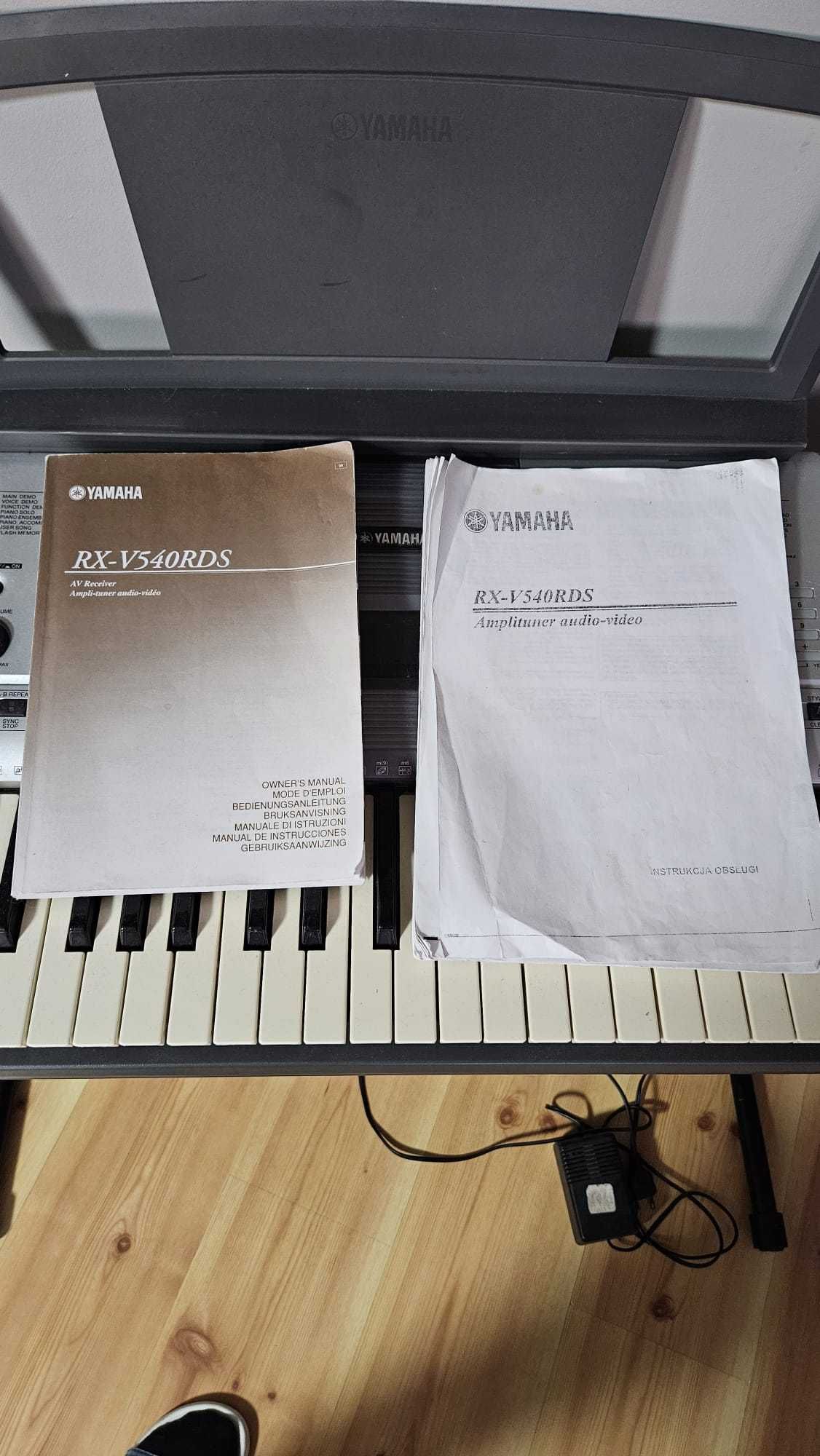 Keyboard Yamaha PSR-E403 wraz z pokrowcem oraz statywem.