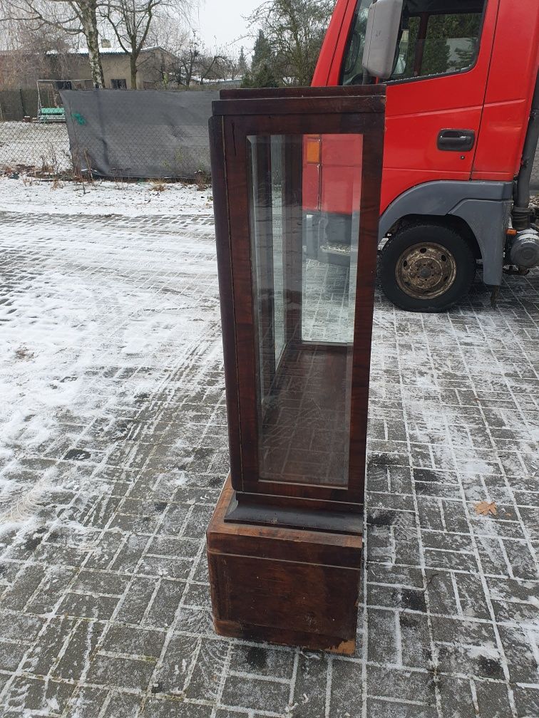 Kredens z szybami z prawdziwego kryształu