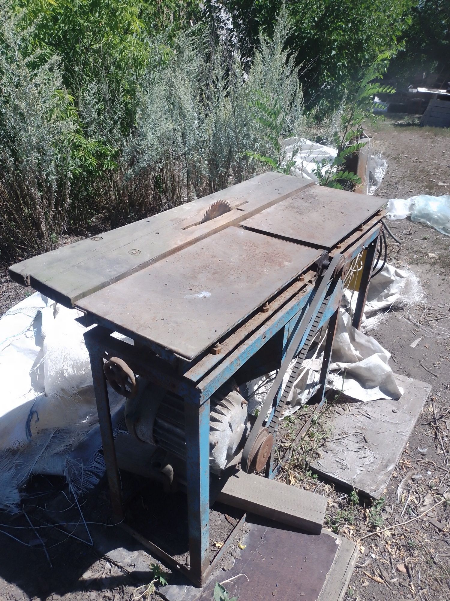 Продам циркулярку однофазну з комплектом насадок.
