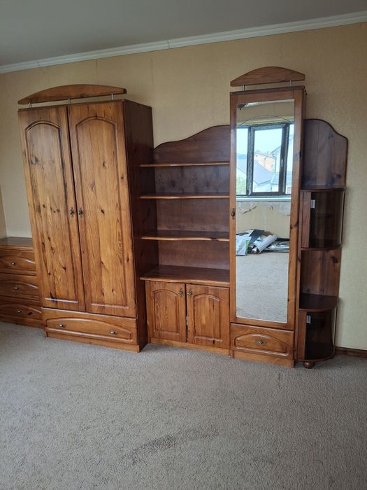 Ліжко, з матрацом 1м*2м,меблева стінка,комод.