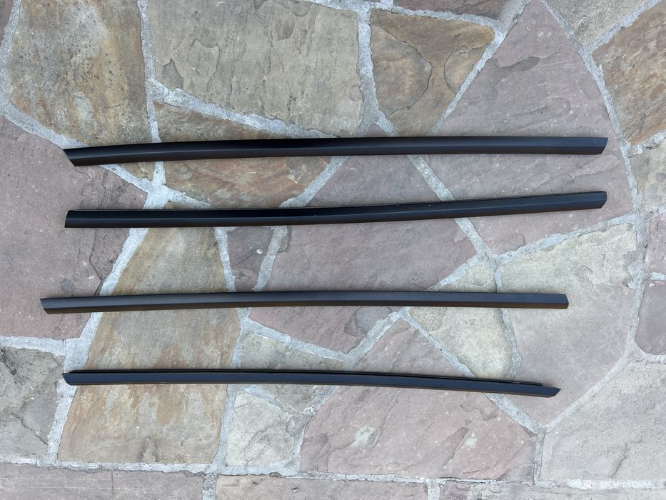 Tesla Model Y молдинг зовнішній задній лівий