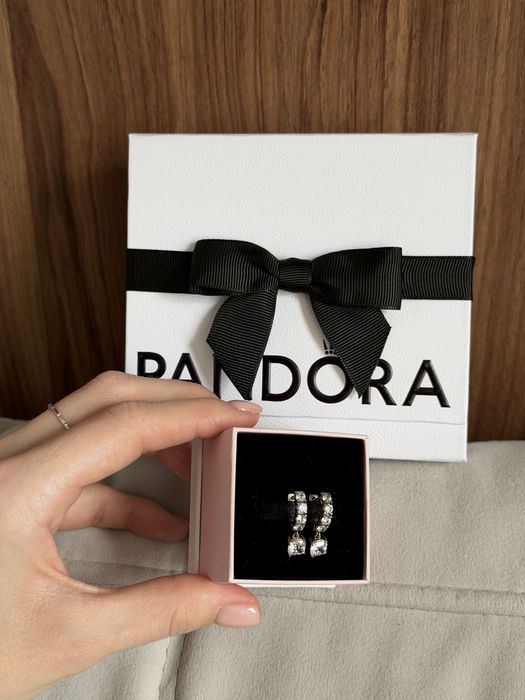 Розкішні сережки з підвіскою та паве Pandora