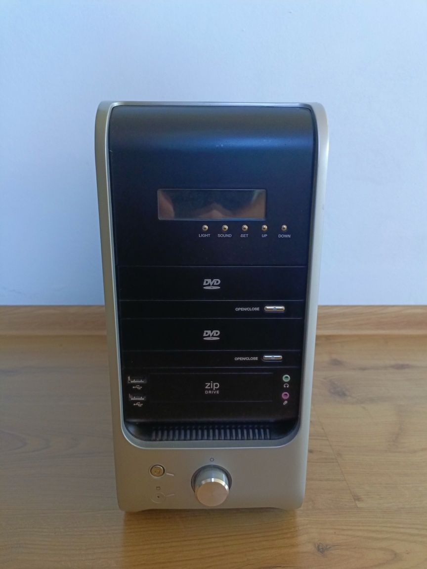 Komputer stacjonarny  AMD Phenom/3GB RAM/Gigabyte