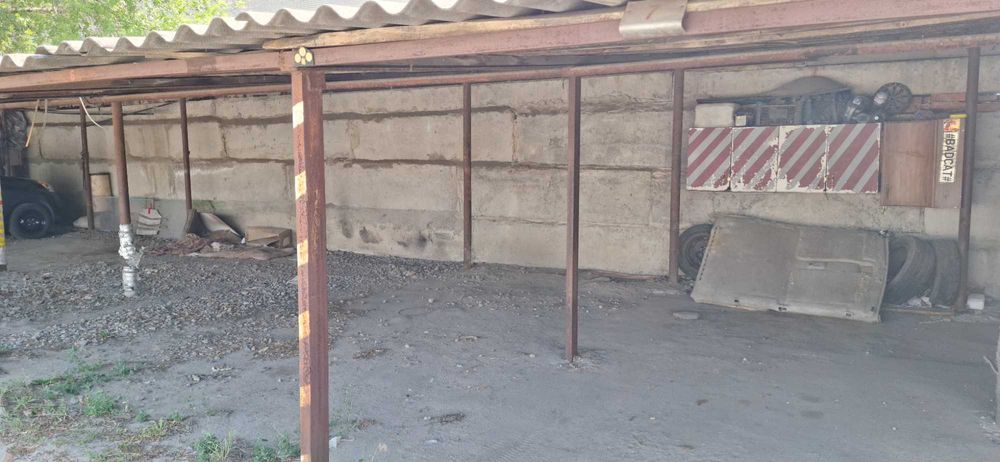 Крытое паркоместо на охраняемой стоянке по улице Ньютона