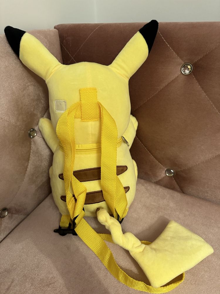 Plecak, maskotka Pikachu.