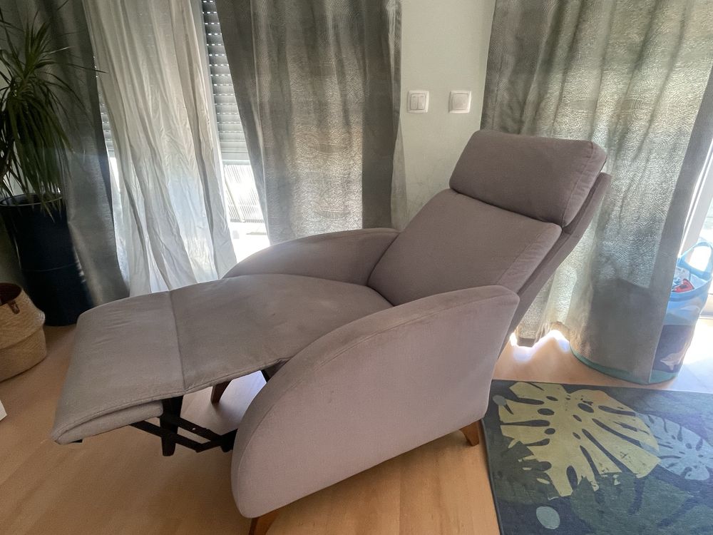 Poltrona beje acinzentada reclinável com pés em madeira