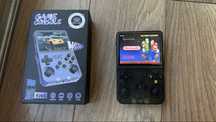 Konsola r36s nie nintendo z folia na wyświetlaczu