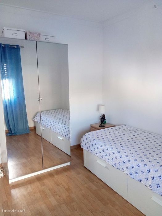 88865 - Quarto com cama de solteiro em...