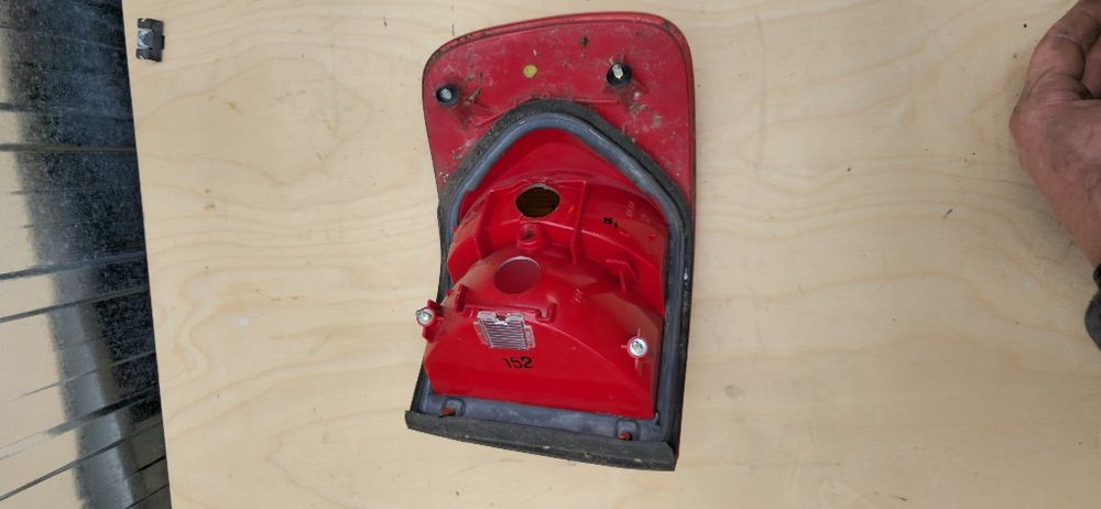 Lampa Lewa Tylna Błotnik Audi 80 B4 Sedan