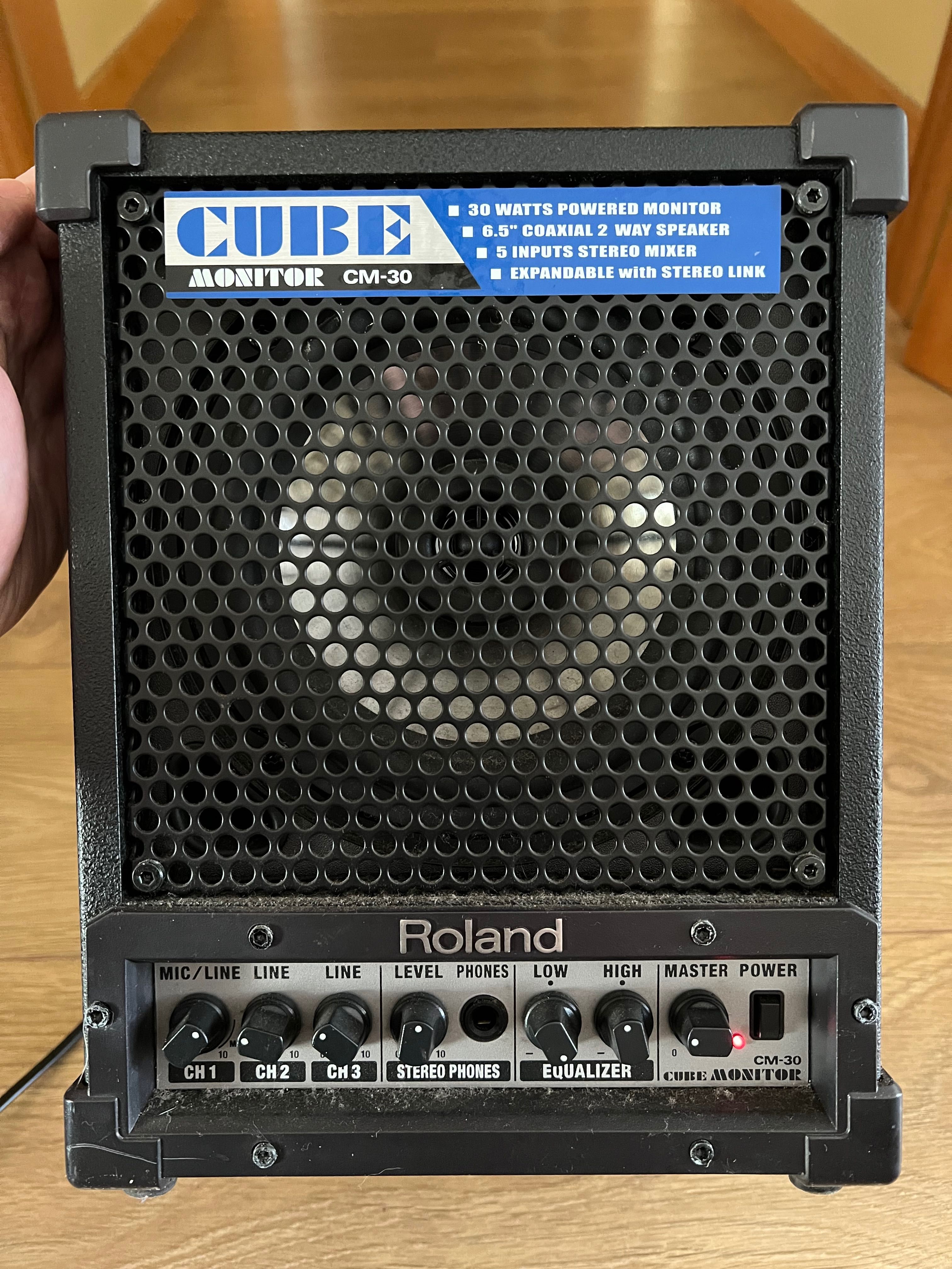 Roland Coluna Amplificadora (Cube CM30)