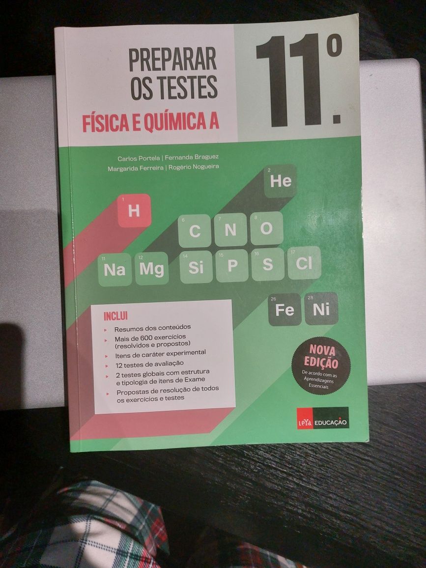 livro de preparação para exame de física e química A 11° ano