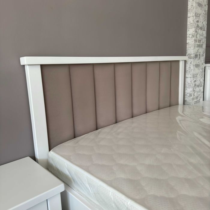 Біле ліжко з масиву дерева з м'яким узголів'ям, белая кровать в Одессе