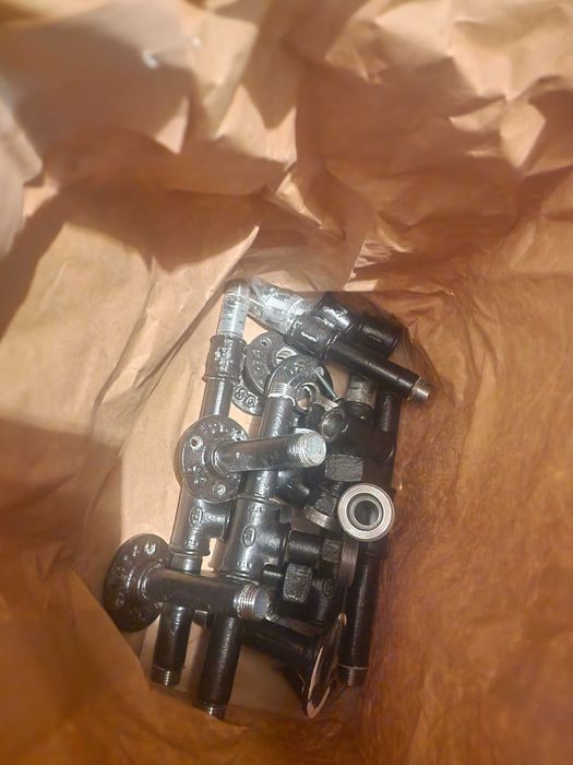 Piękny regał z forniru oraz rurek hydraulicznych