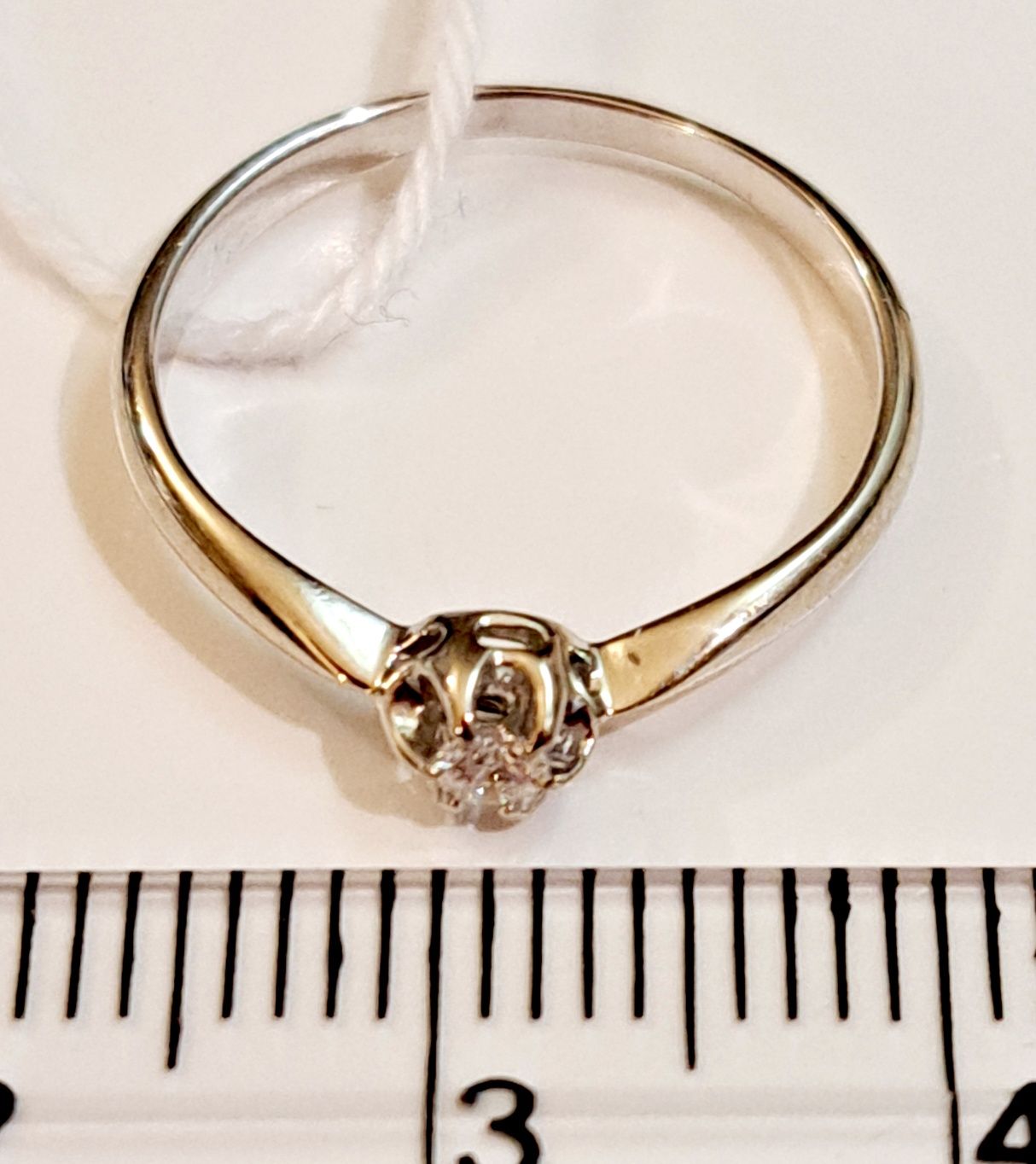 Золотое кольцо с бриллиантом. 1,13 грм