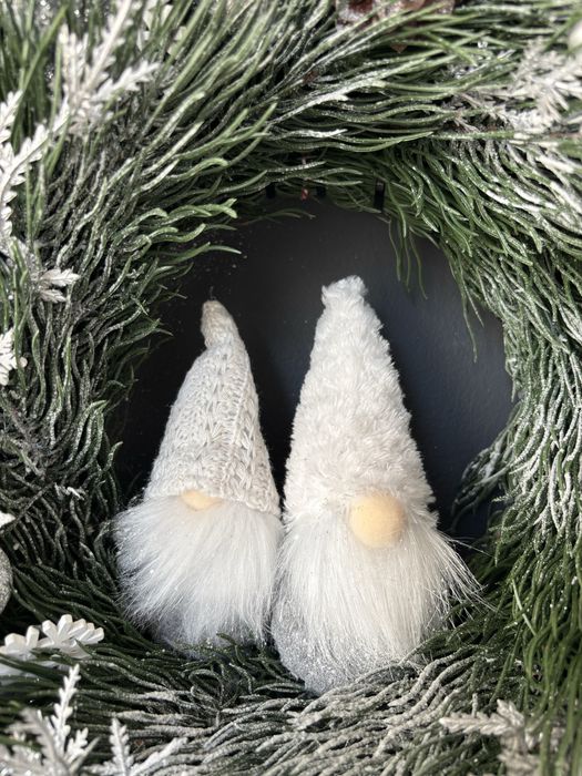 Świąteczny wieniec bożonarodzeniowy na drzwi z krasnalami, wianek