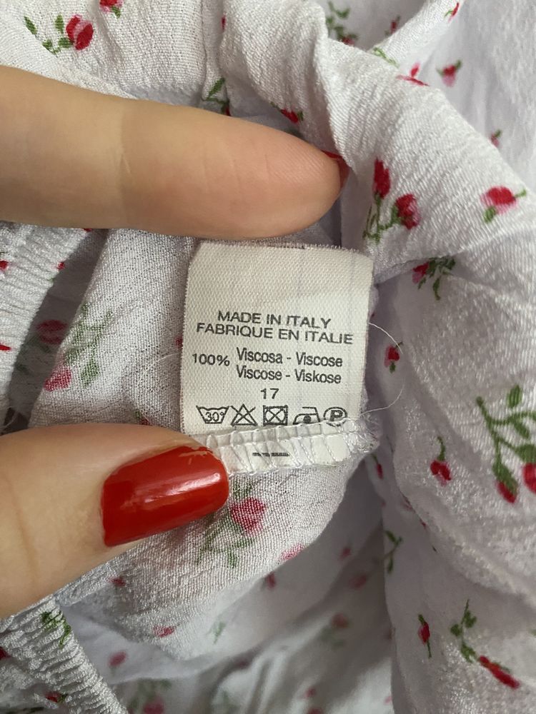 Dziewczęca biała bluzka w kwiaty Brandy Melville