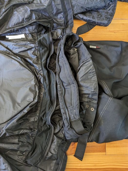 Fato mota com proteções