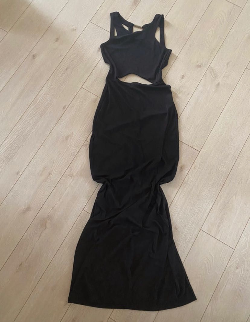 Czarna długa suknia z rozcięciem