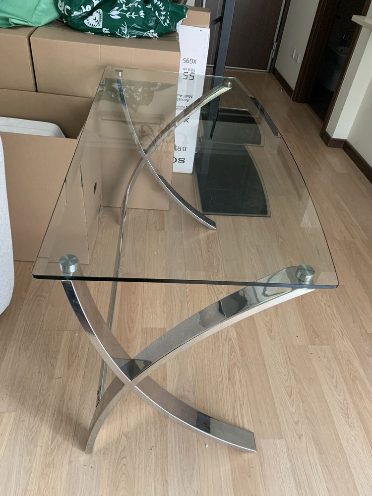Secretária 140x60 com tampo de vidro e estrutura de aço polido