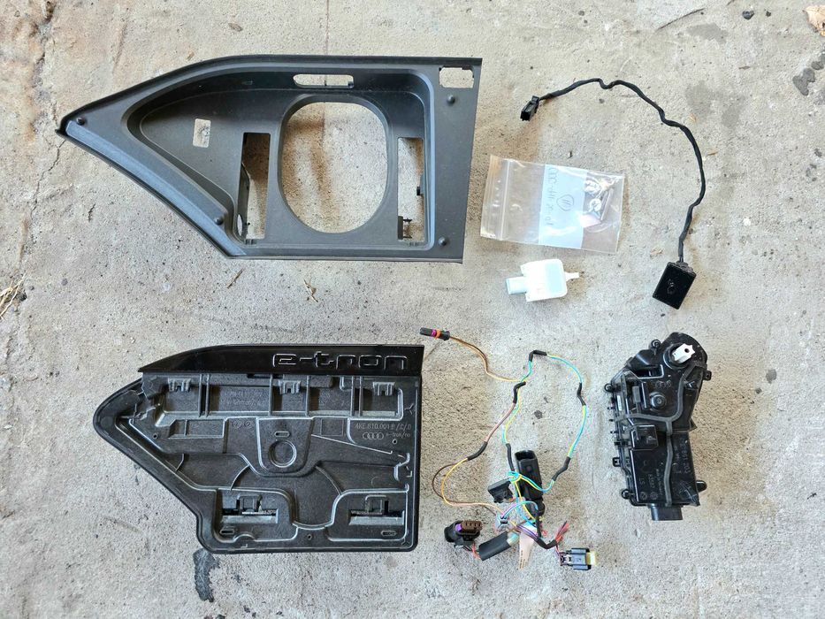 Корпус і деталі лючка зарядного порта Audi e-tron ліва сторона