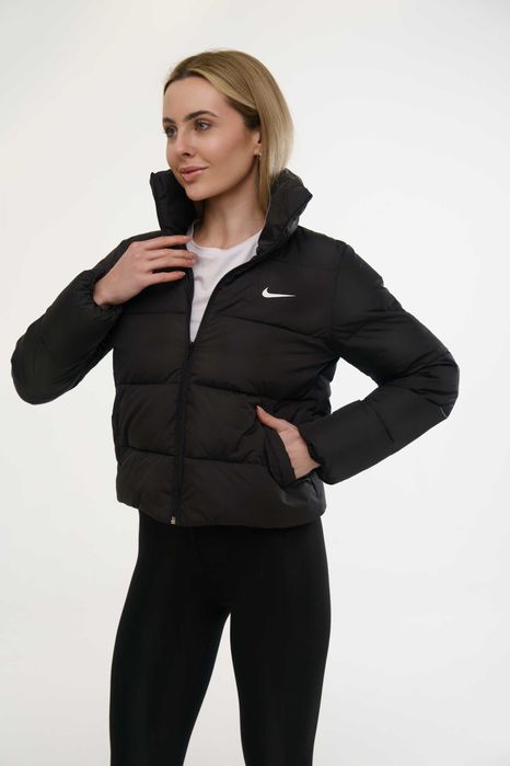 Куртка жіноча осіння коротка Nike чорна