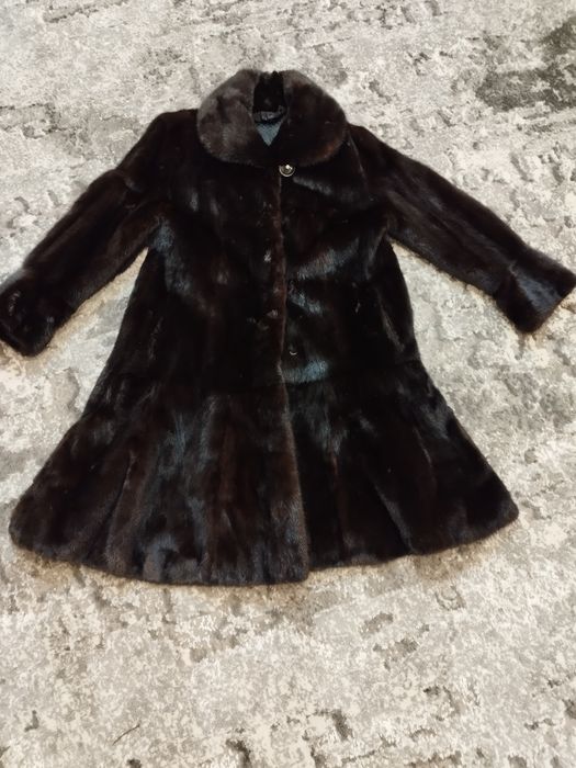 Продаю норковую шубу, в хорошем состоянии, мех плотный, не сыпится.