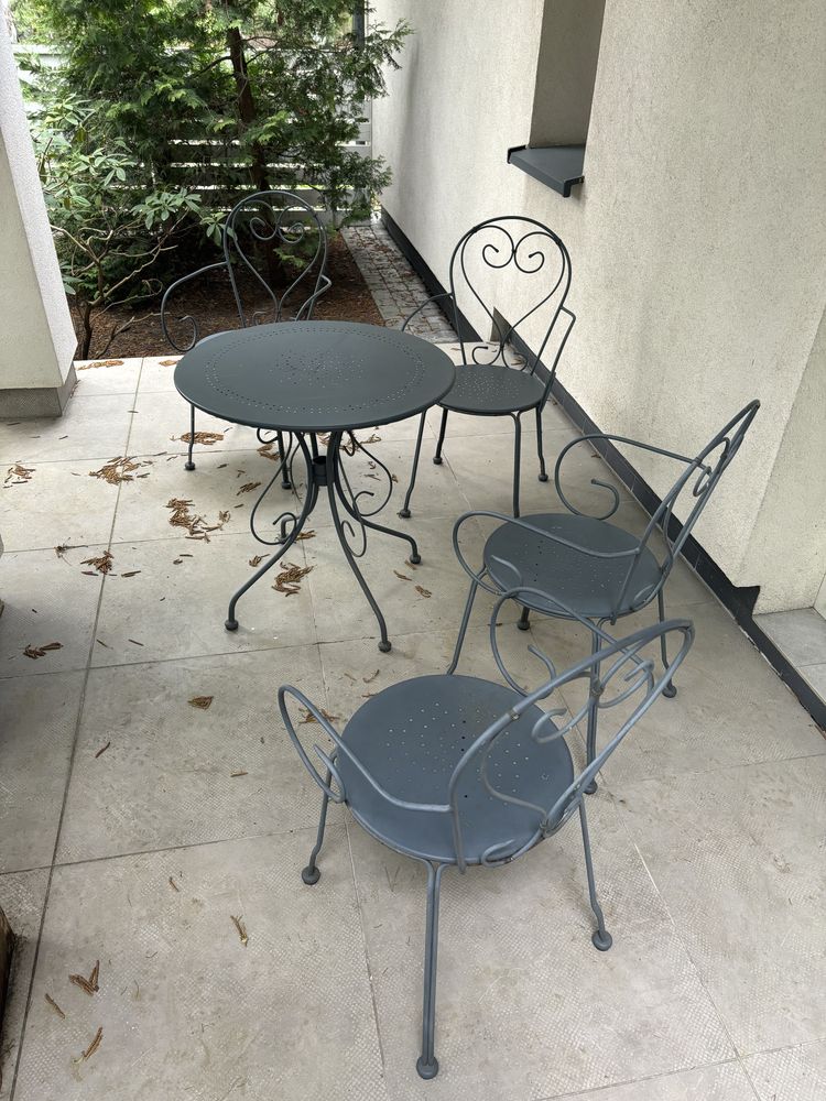 Zestaw metalowy kuty do ogrodu w kolorze szarym czterykrzesła stolik