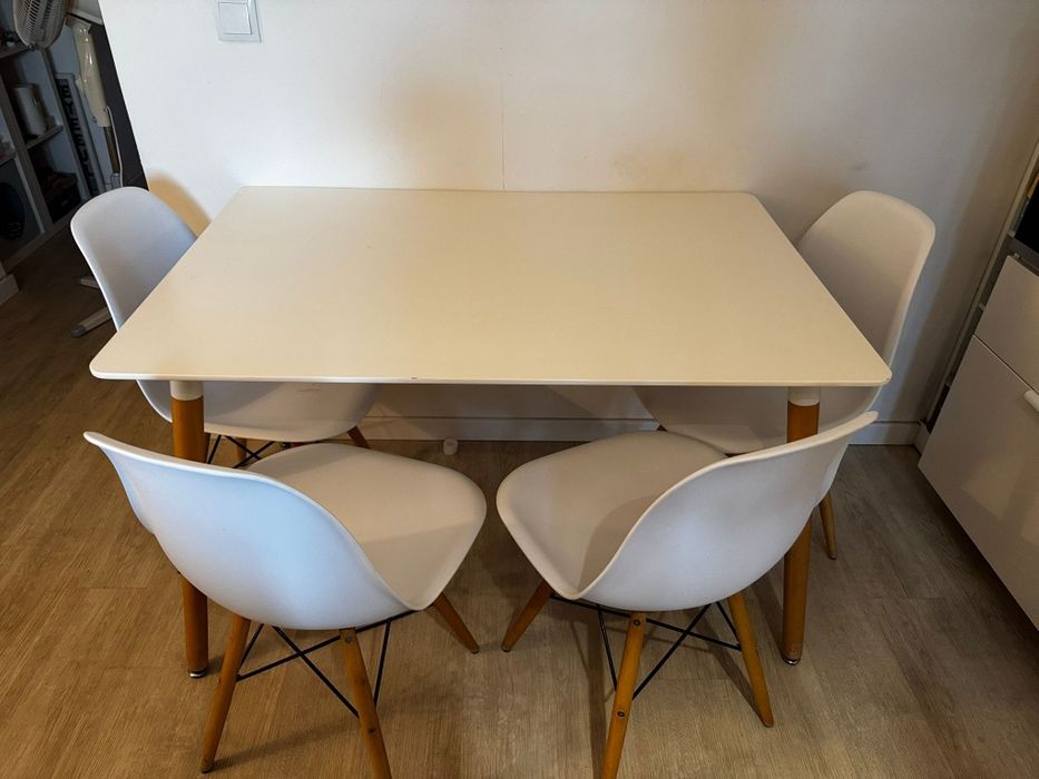Mesa Branca IKEA com 4 cadeiras