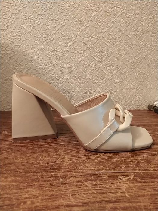 Шльопанці в ідеальному стані.