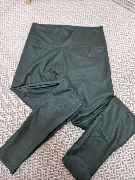 NOWE legginsy eko skóra wężowy print  S butelkowa zieleń