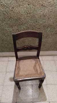 Cadeira de madeira com assento em palhinha