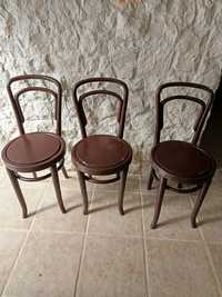 Três cadeiras de madeira vintage