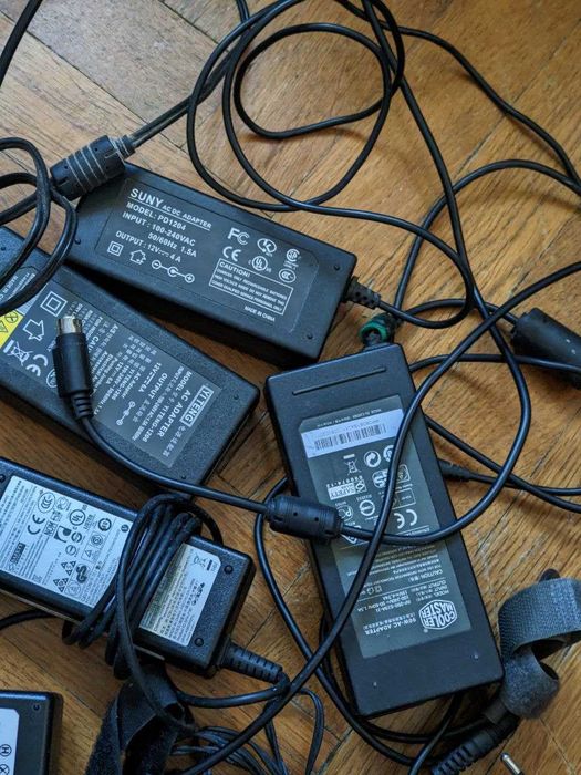 Велика кількість блоків зарядок від ноутбуків та приладів ціна за лот