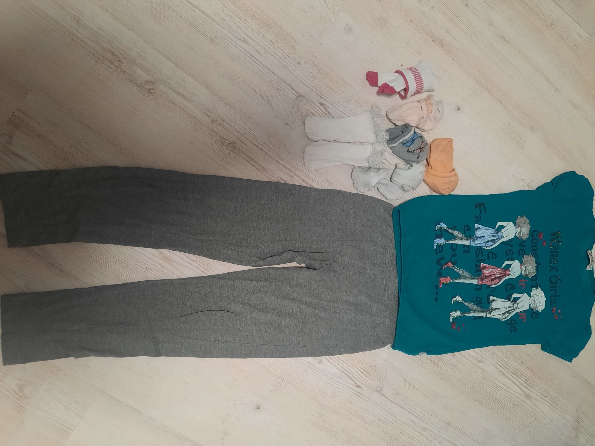 Komplet dresowy dla dziewczynki t-shirt spodnie scarpety. Roz 140-152