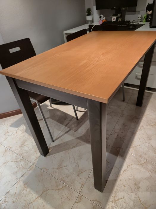 Mesa de cozinha mais 3 cadeiras