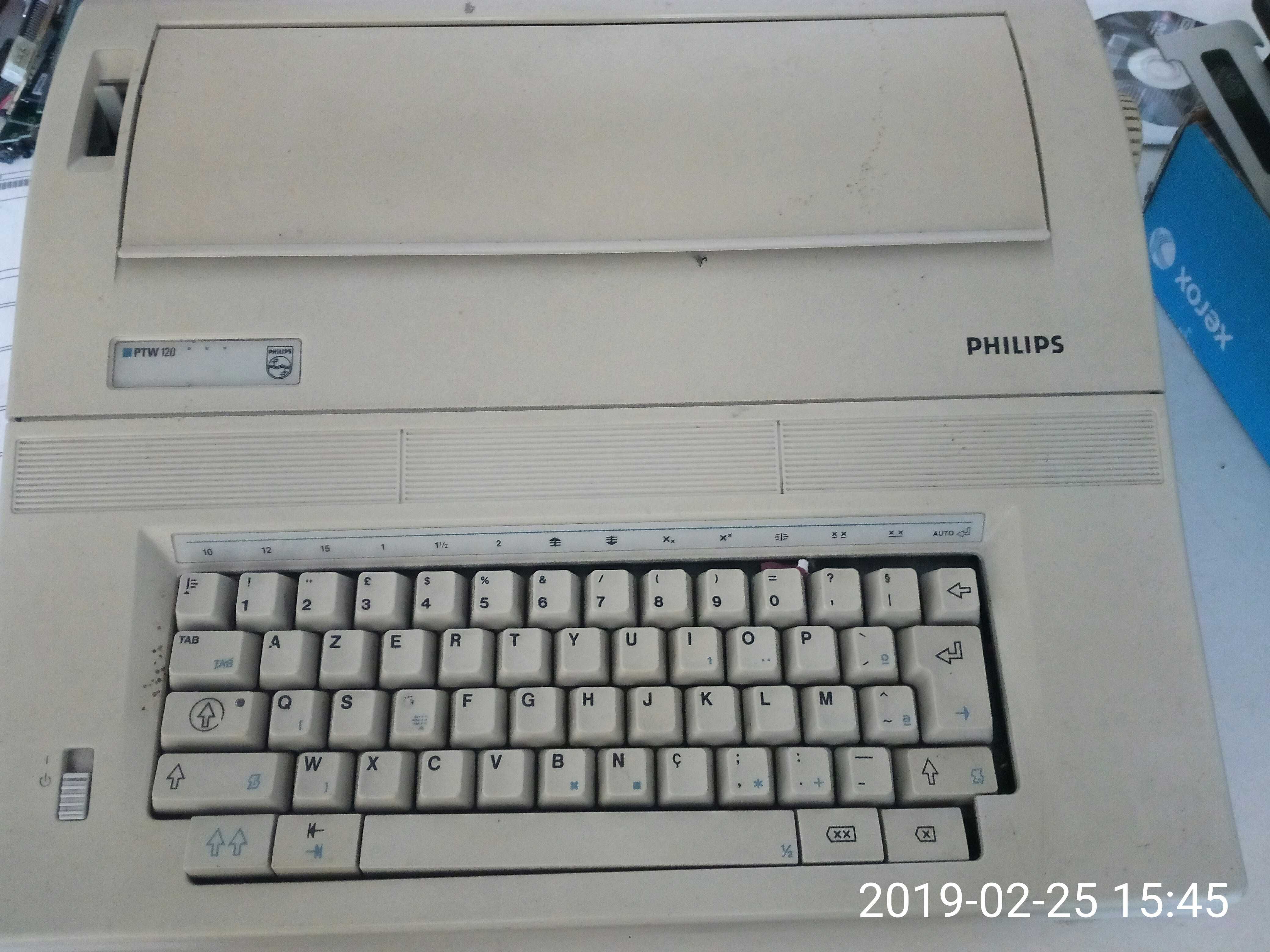 Maquina de escrever antiga