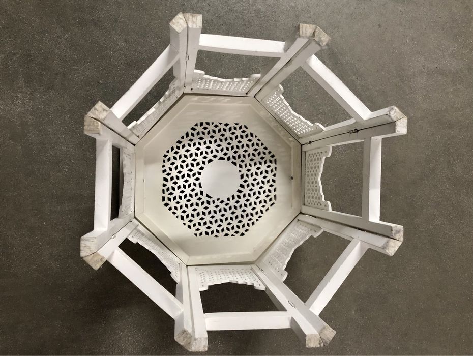 Mesa de apoio hexagonal em madeira branca