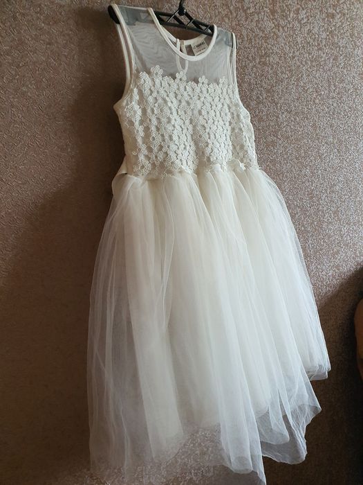 Неймовірно ніжне святкове пишне білосніжне платтячко