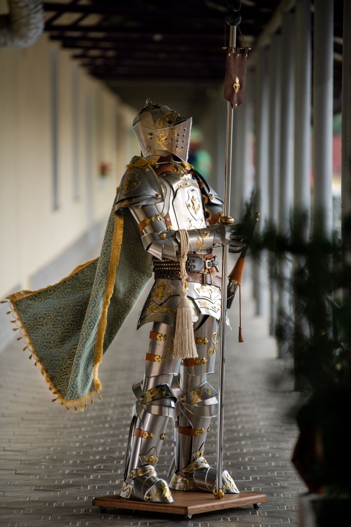 Подарунковий лицар 178 см висотою з мінібаром всередині