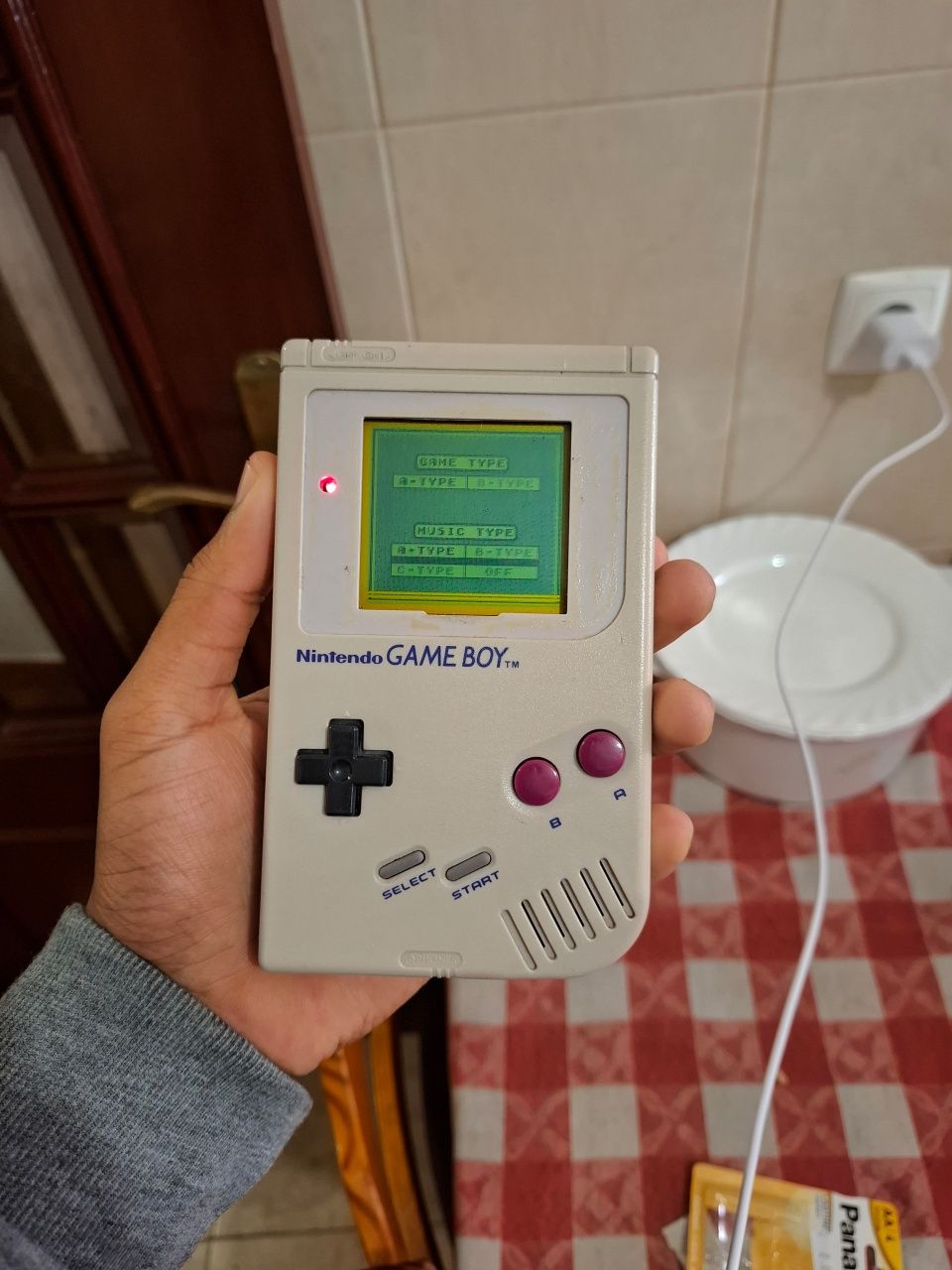 Game boy antiga com um jogo de bonus de compra