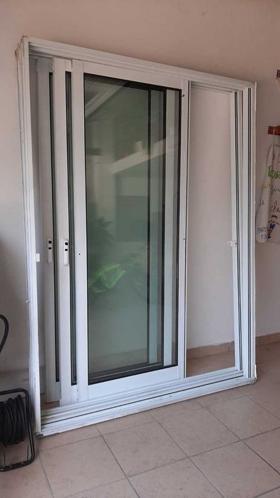 2 Janelas de Correr em Alumínio Branco com Vidro Duplo - Bom Estado