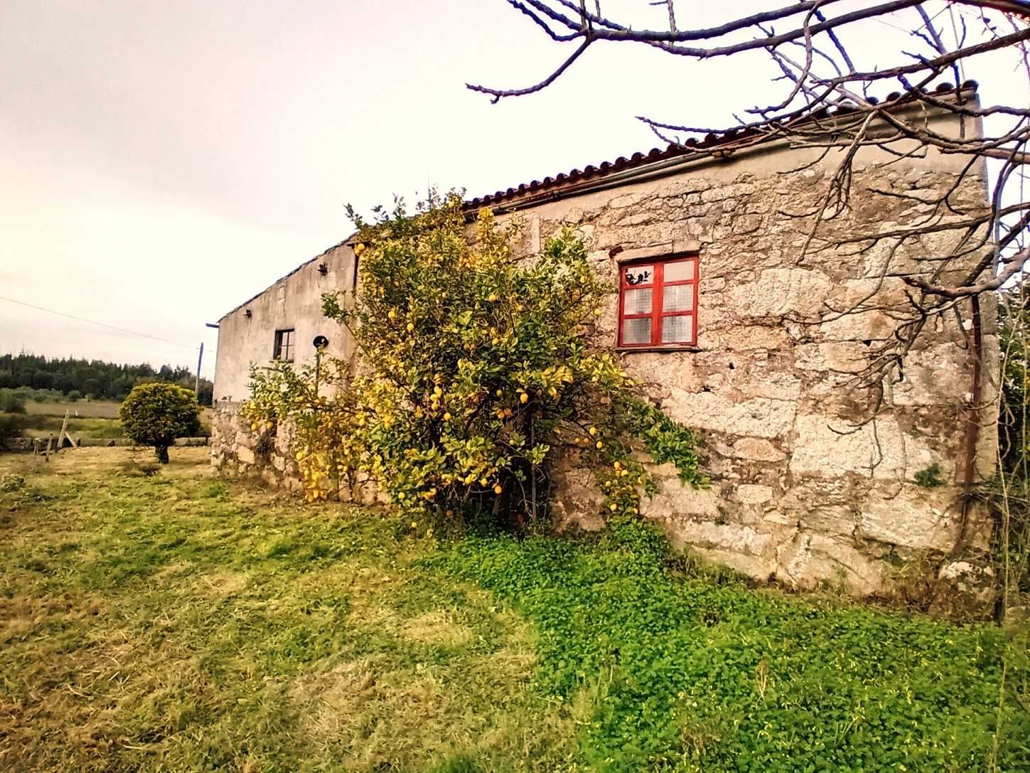 Casa em granito com pátio e jardim nos arredores da aldeia.