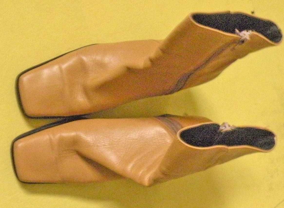 Botins de Senhora de Salto Alto em Pele